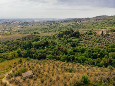 Ev ve yakınındaki Tarlada arezzo eyaletinde, İtalya havadan görünümü