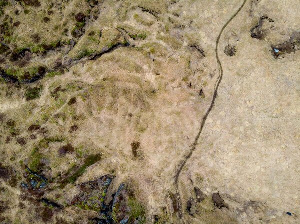 верхний вид коричневого поля с травой, snaefellsnes, iceland
