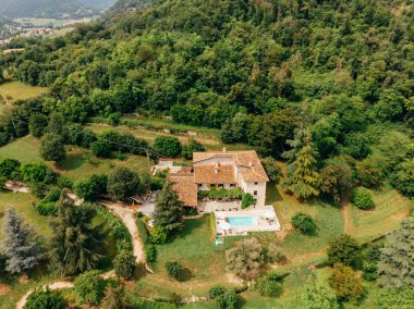 İtalya'da villa yakınındaki yüzme havuzunda dinlenme çift havadan görünümü