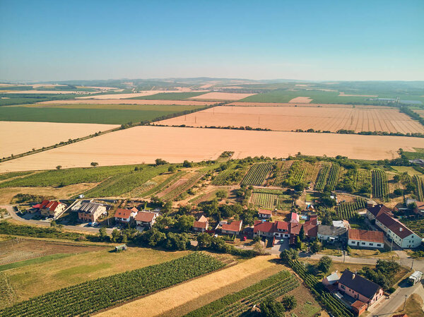 Вид с воздуха на поля и дома, Чехия
