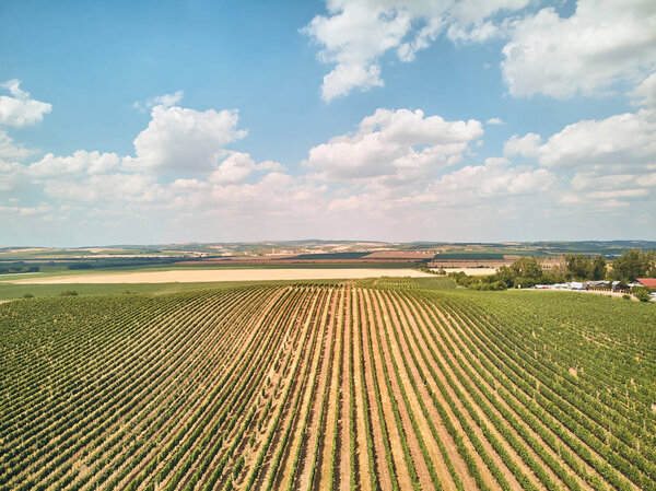 Вид с воздуха на сельскохозяйственные поля и небо с облаками, Чехия
