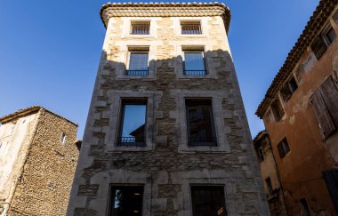 güneşli bir gün, provence, Fransa, büyük pencereler ile uzun boylu tarihi bina düşük açılı görünümü