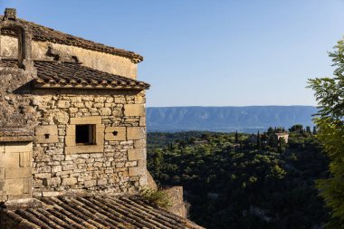 eski taş bina ve çatı, yeşil bitki örtüsü ve uzak dağlarda provence, Fransa