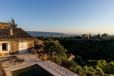 rahat geleneksel evleri ve uzak dağlarda provence, Fransa ile güzel sakin manzara 