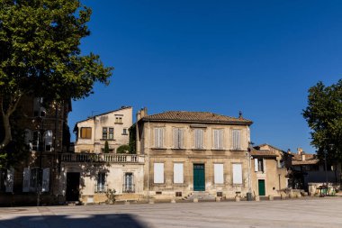 eski geleneksel evleri ve güneşli gün, provence, Fransa yeşil ağaçlar ile boş sokak
