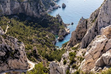 rocky Dağları, dolambaçlı yol ve sakin deniz limanı Calanques Marsilya (Massif des Calanques), provence, Fransa'nın havadan görünümü