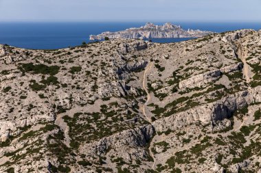 güzel rocky Dağları, dolambaçlı yol ve deniz doğal kıyı Calanques Marsilya (Massif des Calanques), provence, Fransa'nın havadan görünümü