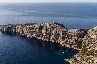 doğal kayalıklarla ve yat limanında Calanques Marsilya (Massif des Calanques), provence, Fransa havadan görünümü