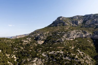 görkemli rocky Dağları ve yeşil bitki örtüsü Provence, Fransa