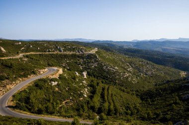 dolambaçlı yol ve Provence, Fransa güzel dağları havadan görünümü