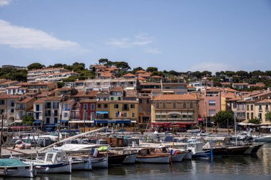 Avignon, Fransa - 18 Haziran 2018: yat ve tekneler Harbor ve geleneksel evleri Avignon, Fransa
