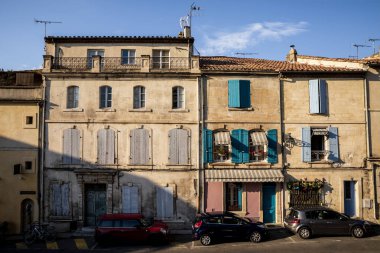 Provence, Fransa - 18 Haziran 2018: provence, Fransa eski binalarda sokak ve güzel arabalar