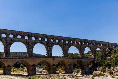 Provence, Fransa - 18 Haziran 2018: Pont du Gard (Gard köprüden) Antik Roma su kemeri Provence, Fransa Gardon Nehri arasında