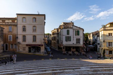 Provence, Fransa - 18 Haziran 2018: yayalar ve sokakları ve güzel eski mimari ile kare arabalar