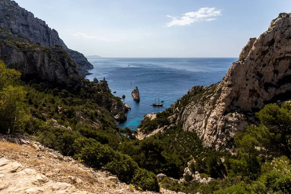 Beautiful Rocky Mountains Green Vegetation Boats Harbour Calanques Marseille Massif — Stock Photo, Image