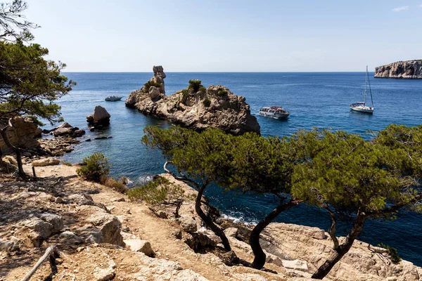 Beautiful Cliffs Calm Sea Boats Harbour Calanques Marseille Massif Des — Stock Photo, Image