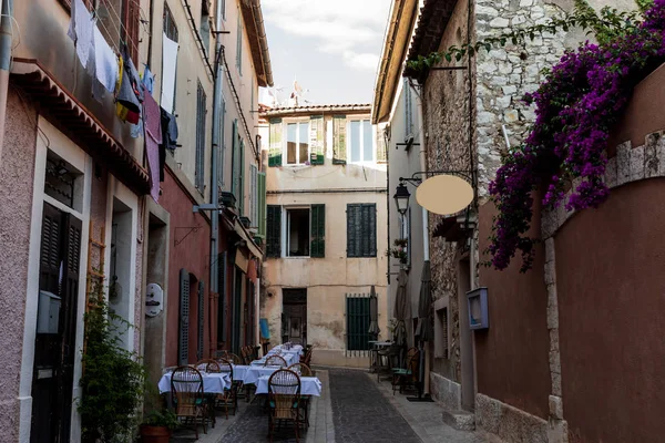 Cozy Narrow Street Traditional Houses Outdoor Cafe Provence France — Stock Photo, Image