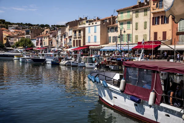 Avignon Francia Junio 2018 Barcos Puerto Personas Caminando Por Terraplén —  Fotos de Stock
