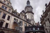 Niederwinkelaufnahme des alten Dresdener Doms mit Uhr, Statuen auf Hausdach in Dresden, Deutschland