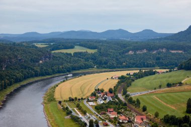 havadan görünümü güzel elbe Nehri, alanlar ve evler Rathen, Almanya