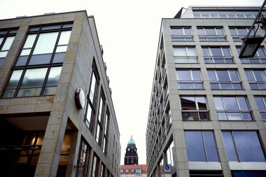 Dresden, Almanya modern binalar arasında saati ile eski tarihsel kulenin düşük açılı görünüş