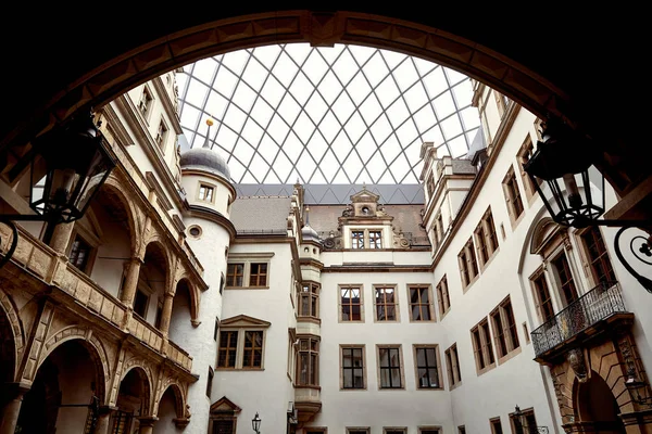 Низкий Угол Обзора Старых Исторических Зданий Арки Дрездене Германия — стоковое фото