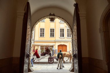 Almanya, Dresden - 26 Haziran 2018: eski tarihi binaların yürüyüş yolcuları