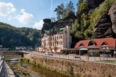 Almanya, Bad Schandau - 26 Haziran 2018: elbe Nehri, yol ve binaların yakınında kayalar