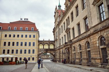 Almanya, Dresden - 26 Haziran 2018: alarak fotoğraf ve sokakta bir şey üzerinde işaret eden turistler