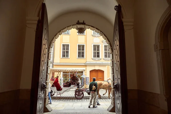 Alemania Dresden Junio 2018 Viajeros Caminando Cerca Edificios Históricos Antiguos — Foto de Stock