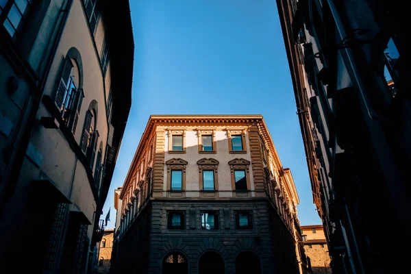 Vista de ángulo bajo de hermosos edificios históricos en florencia, italia - foto de stock