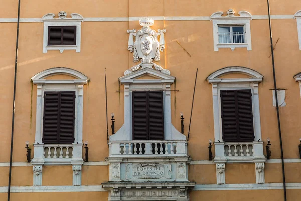 Nahaufnahme eines schönen Hauses in der alten europäischen Stadt, Pisa, Italien — Stockfoto