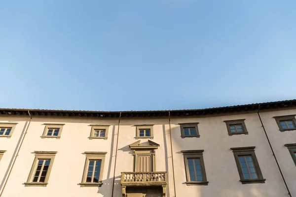 Haus in der Altstadt mit blauem Himmel, Pisa, Italien — Stockfoto