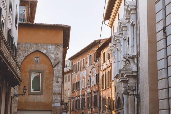 Vieille rue de la ville avec des maisons anciennes, Pise, Italie — Photo de stock