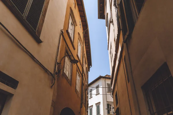 Calle estrecha en la ciudad vieja, Pisa, Italia - foto de stock