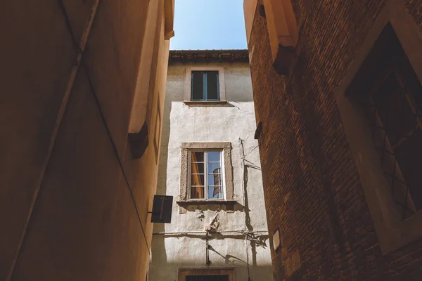 Аллея со старыми историческими зданиями в городе Пиза, Италия — стоковое фото