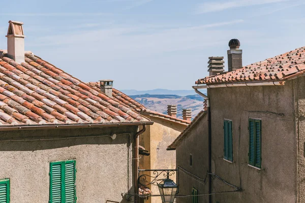 Городская сцена со зданиями и ясным голубым небом в Тоскане, Италия — стоковое фото