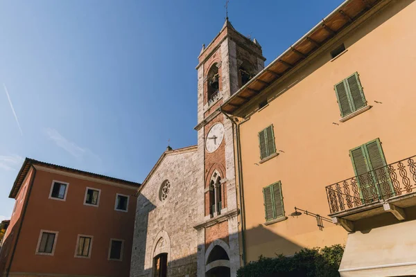 Низкий угол обзора зданий и ясное голубое небо в Тоскане, Италия — стоковое фото