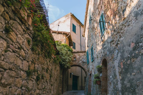 Низький кут зображення будинків в Тоскані, Італія — стокове фото