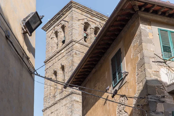 Stadtbild mit historischer Architektur der Toskana und klarem blauen Himmel, Italien — Stockfoto