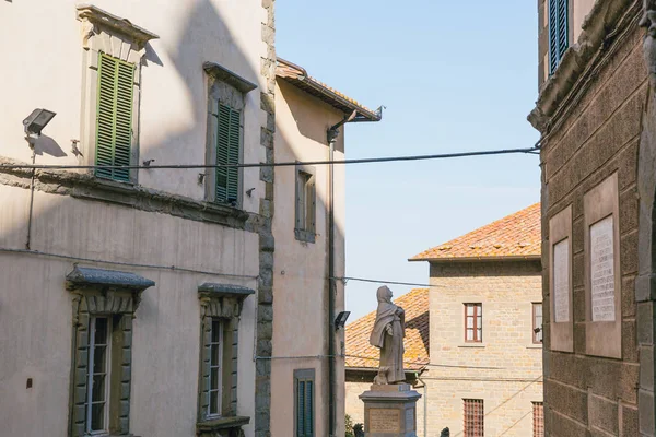 Escena urbana con arquitectura histórica y monumento de la Toscana, Italia - foto de stock