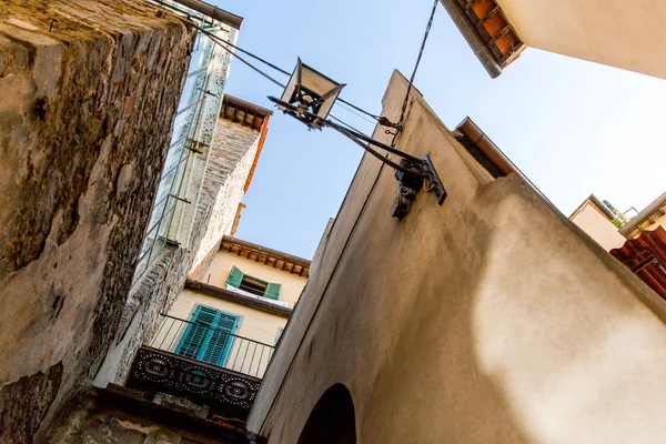 Vista inferior del cielo azul claro y edificios en Toscana, Italia - foto de stock