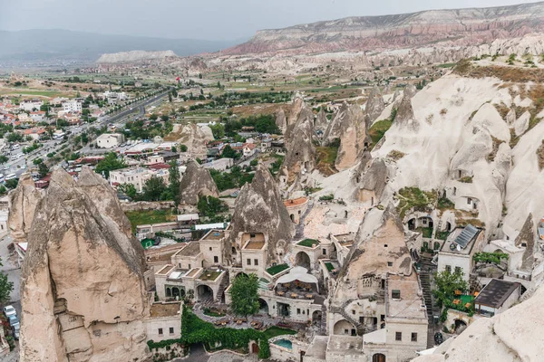 Vista aérea de majestuosas formaciones rocosas y antiguas casas en capadocia, pavo - foto de stock