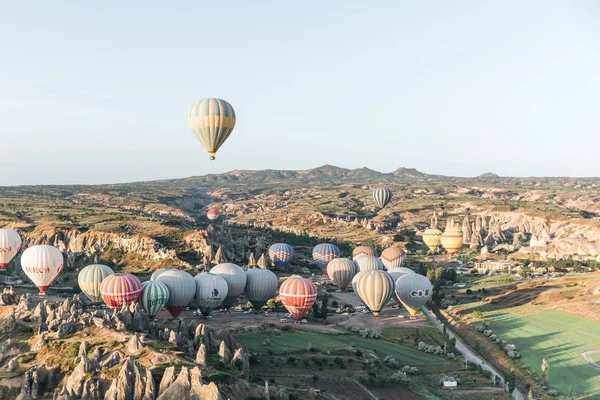 CAPPADOCIA, TURQUIA - 09 MAIO, 2018: balões de ar quente voando acima da bela paisagem no parque nacional goreme, capadócia, peru — Fotografia de Stock