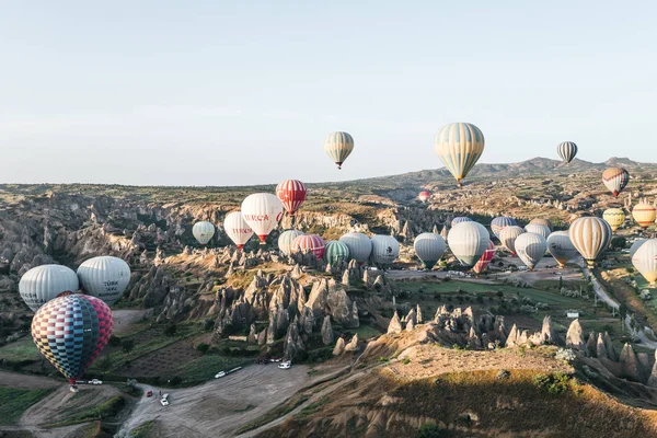 CAPPADOCIA, TURQUÍA - 09 MAY, 2018: globos aerostáticos volando sobre hermosas formaciones rocosas extrañas en el parque nacional Goreme, Capadocia, Pavo - foto de stock