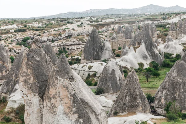 Majestätische Landschaft mit bizarren Felsformationen im Goreme Nationalpark, Kappadokien, Türkei — Stockfoto