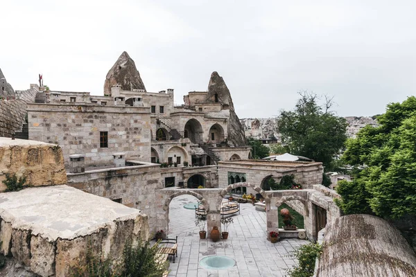 Schöne alte Architektur und majestätische Felsen in berühmten Kappadokien, Türkei — Stockfoto