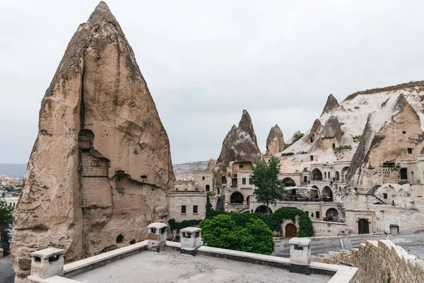 Schöne Gebäude und malerische Felsformationen in Kappadokien, Türkei — Stockfoto