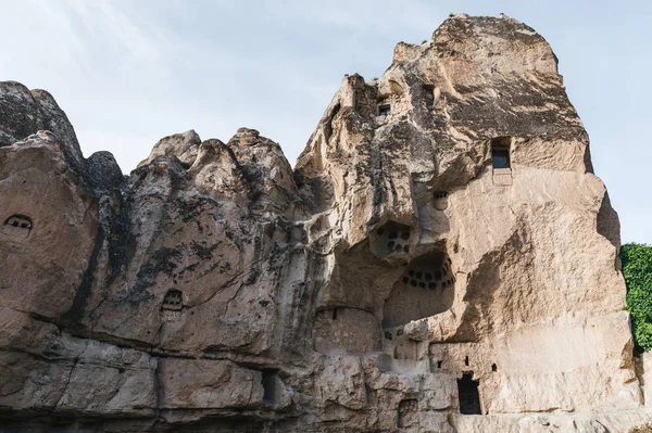 Низкий угол зрения на красивые скалы с пещерами в национальном парке goreme, каппадокия, индейка — стоковое фото