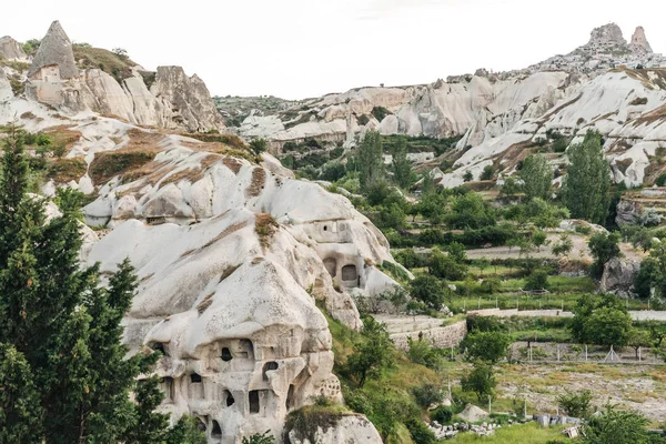 Beautiful view of caves and rocks in goreme national park, cappadocia, turkey — Stock Photo